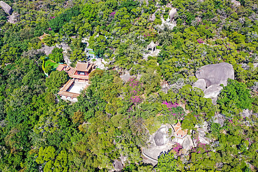 航拍福建厦门五老峰下南普陀寺