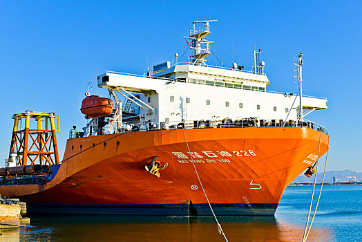 海洋229轮进行大型海洋石油平台导管架插桩装载作业
