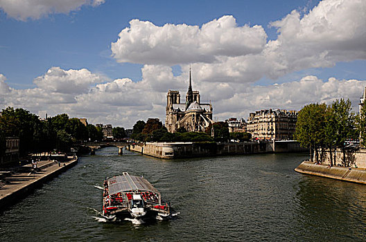 塞纳河游船巴黎圣母院