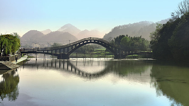 桥映龙川
