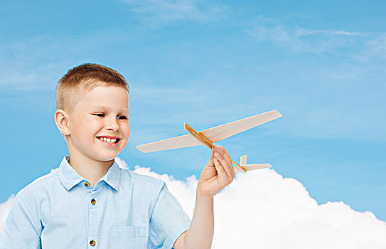 梦,未来,爱好,孩子,概念,微笑,小男孩,拿着,木质,飞机,模型,表针,上方,蓝天背景