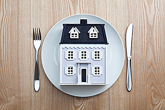俯视,房屋模型,盘子,叉子,刀,桌上