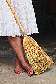 女人,赤脚,扫帚