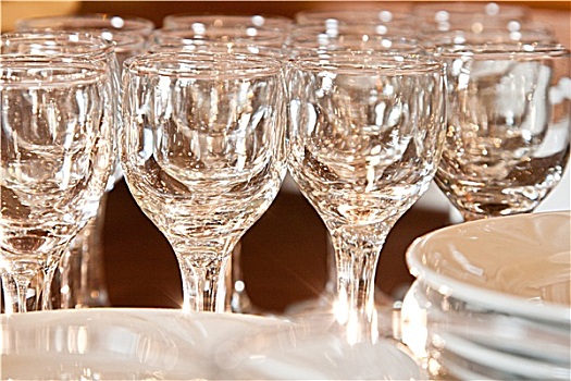 玻璃杯,盘子,桌上