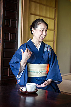 微笑,日本,女人,穿,蓝色,和服,坐在地板上,传统,日式房屋