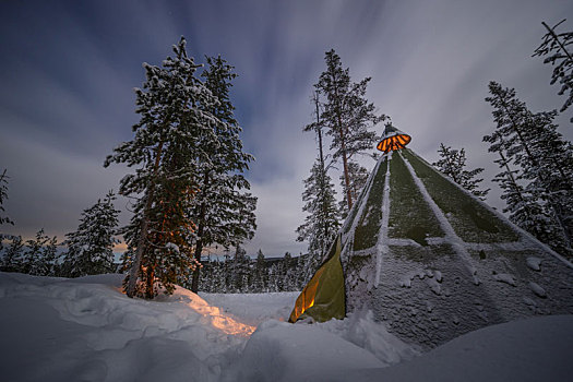 芬兰北方冬季雪地森林的帐篷营地