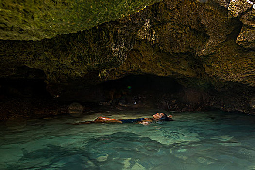 女人,漂浮,水中,洞穴,瓦胡岛,夏威夷,美国
