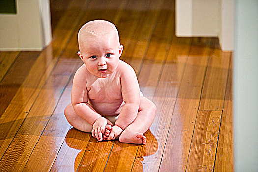 可爱,圆胖,婴儿,穿,尿布,坐在地板上