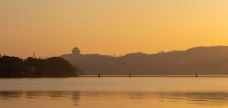 浙江省杭州市西湖三潭印月晨曦风景