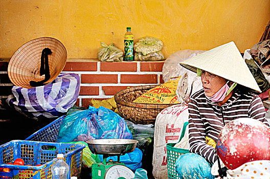 女人,专注,销售,商品,食品市场,会安,越南