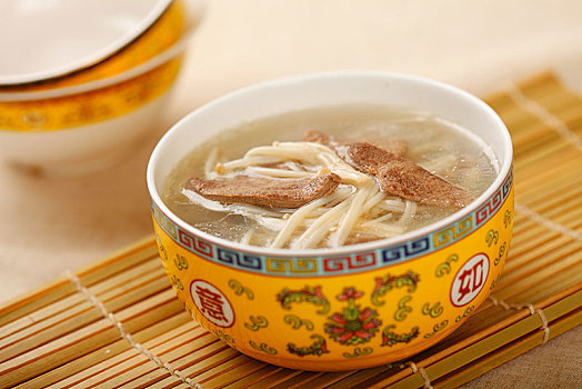 金针菇猪肝汤