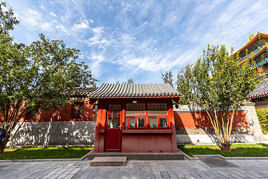 蓝天白云映衬下的北京故宫后宫值班室