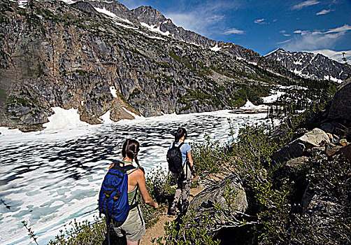 两个女人,远足者,远足,旁侧,冰冻,湖,冰河,省立公园,不列颠哥伦比亚省,加拿大