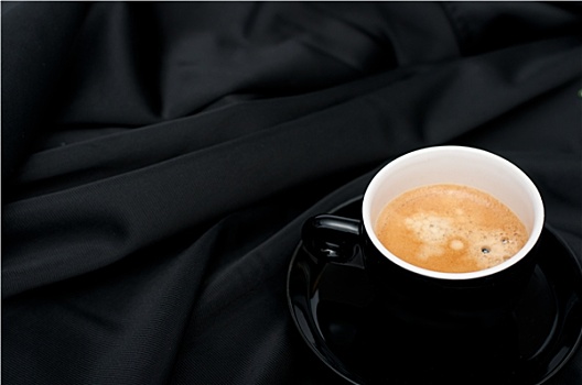 咖啡杯,黑色背景,布帘