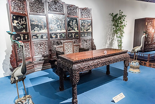 上海博物馆的清代紫檀木雕云龙纹长方桌和宝座