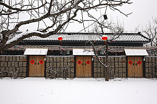 中式仿古建筑小院雪景