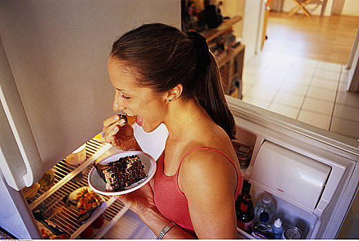 女人,站立,靠近,电冰箱,吃,巧克力蛋糕