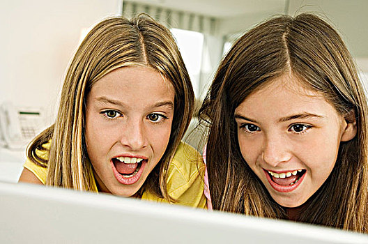 两个女孩,看,笔记本电脑,惊讶