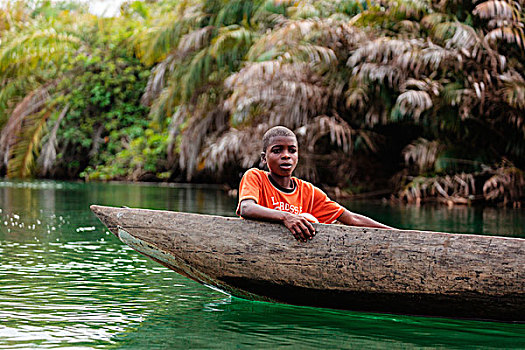 非洲,利比里亚,蒙罗维亚,男孩,传统,独木舟,向下,河