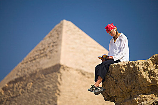 女性,游客,引导,书本,坐,正面,吉萨金字塔,开罗附近,埃及