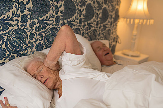 老年,夫妻,睡觉,卧室