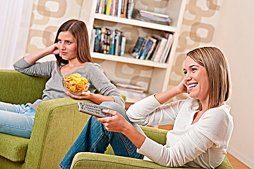 学生,两个,女青年,看电视,吃,松脆食品,现代,休闲
