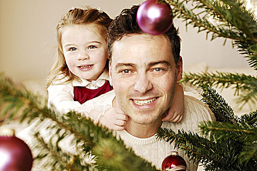 圣诞节,父亲,女儿,圣诞树,风景,愉悦,头像,序列,人,男人,单亲,孩子,幼儿,女孩,云杉,枝条,圣诞树装饰,微笑,喜悦,高兴,喜爱,福利