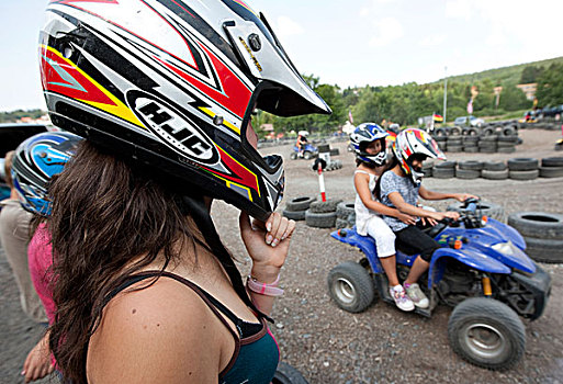 女孩,16岁,戴着,头盔,看,线组,孩子,骑,摩托车,黑森州,德国,欧洲