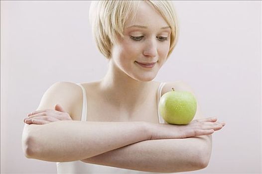 女青年,平衡性,苹果,抱臂
