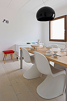 白色,塑料制品,壳,椅子,现代,餐桌,黑色,圆形,吊灯,简约,房间