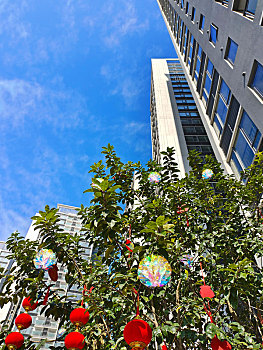 广东省广州市,蓝天白云映衬下的花园式小区