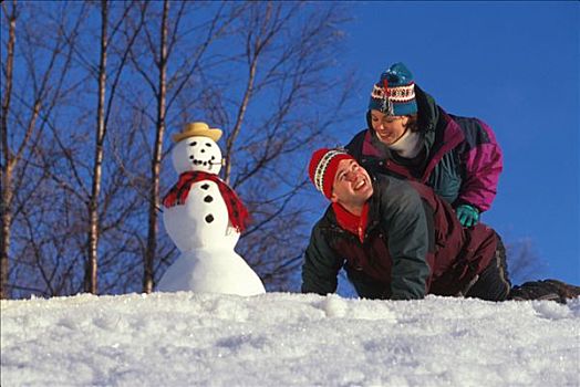 伴侣,玩,雪中,雪人,阿拉斯加