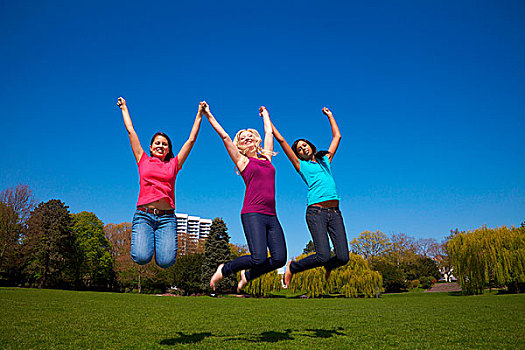 三个,高兴,女青年,跳跃,公园