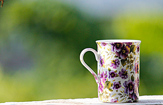 窗台上的紫色咖啡杯