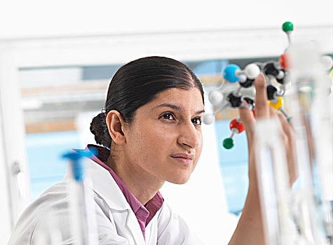 女性,科学家,实验室,注视,分子,模型,化学式
