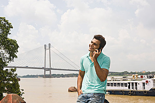 男人,交谈,手机,桥,背景,河,加尔各答,西孟加拉,印度