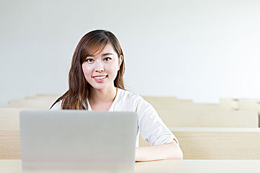亚洲人,美女,女学生,学习,笔记本电脑,教室
