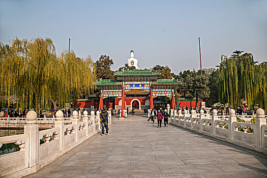北京北海公园云堆牌楼