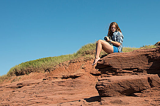 女孩,坐,石头,海滩,绿色,山墙,爱德华王子岛,加拿大