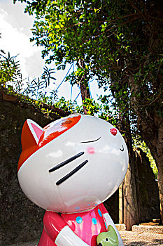 台湾,观光景点猴硐猫村,小路上的可爱塑像,幸福的猫猫