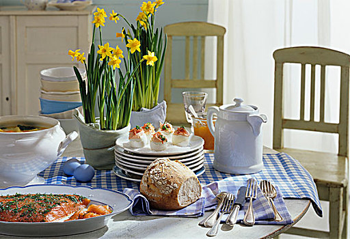 复活节早午餐,蛋,三文鱼,蔬菜汤