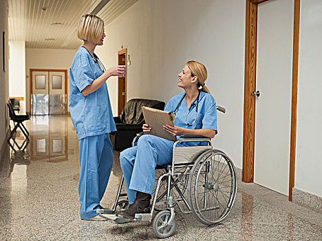 护理,喝,交谈,轮椅,文件夹,医院,走廊
