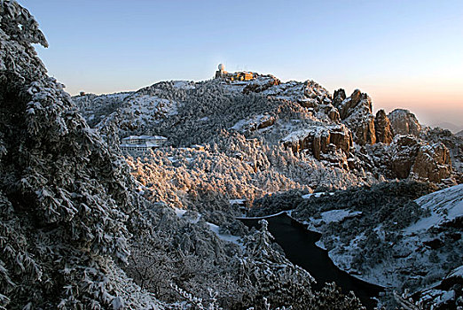 鳌鱼峰上拍雪后的光明顶