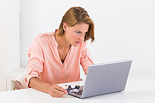 女人,笔记本电脑,网上购物