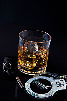 威士忌,岩石上,车钥匙,手铐,黑色背景