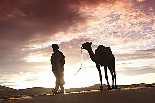 非洲,北非,摩洛哥,撒哈拉沙漠,梅如卡,却比沙丘,部落男人,骆驼,日出