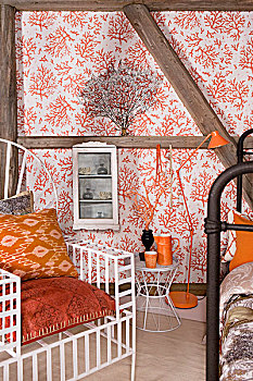 扶手椅,橙色,垫子,正面,半木结构,墙壁,壁纸,复古,落地灯,白色,柜子