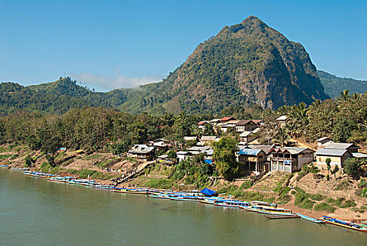 乡村,正面,山,许多,船,岸边,河,琅勃拉邦,省,老挝,东南亚,亚洲