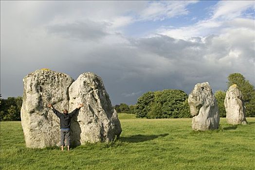 男人,接触,大,石头,伸展手臂,巨石阵,威尔特,英格兰,英国,欧洲