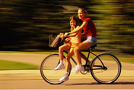 两个女孩,自行车